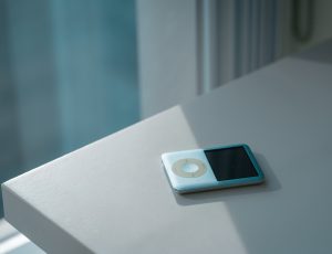 Un iPod posé sur une table.