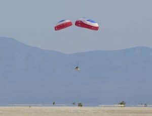 La capsule Starliner, avec ses parachutes déployés, sur le point d'atterrir dans le désert de White Sands.