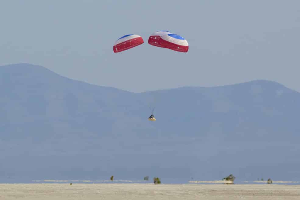 La capsule Starliner, avec ses parachutes déployés, sur le point d'atterrir dans le désert de White Sands.