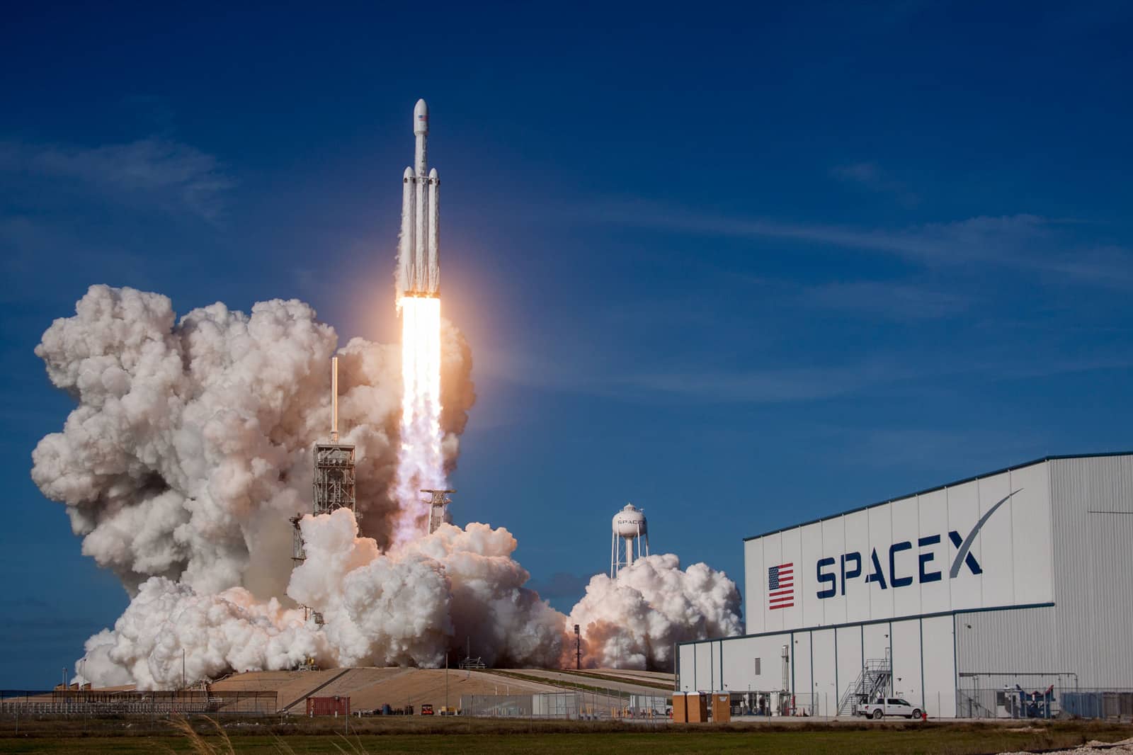 La fusée Falcon Heavy en plein lancement.