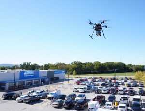 Un drone au-dessus d'un magasin Walmart.