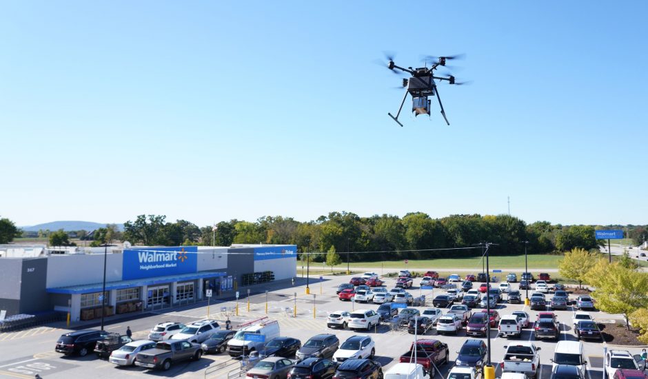 Un drone au-dessus d'un magasin Walmart.