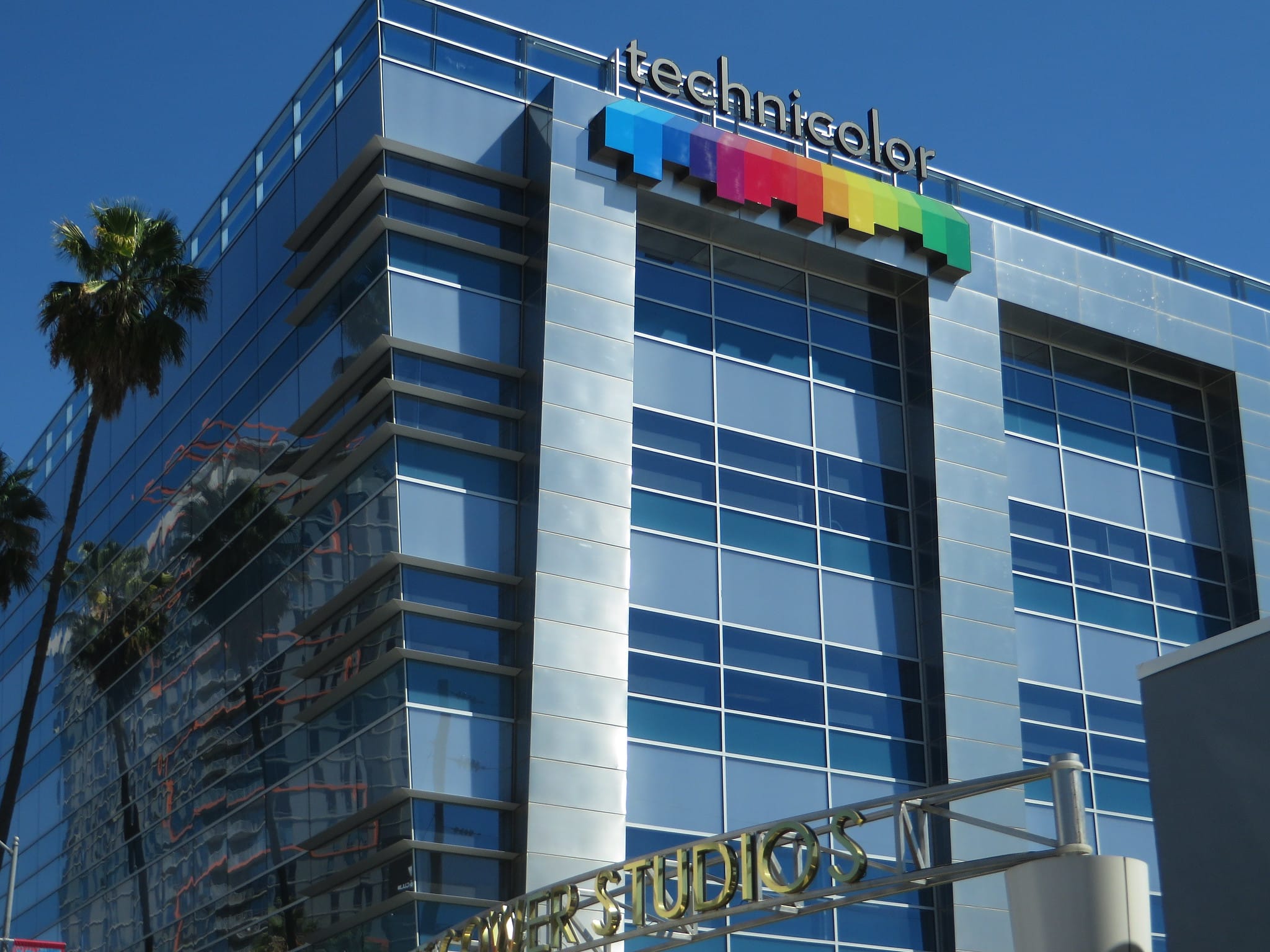 bâtiment avec le logo Technicolor