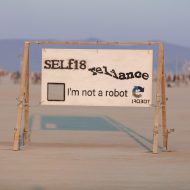 Panneau dans le désert avec un CAPTCHA