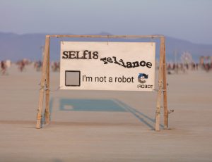 Panneau dans le désert avec un CAPTCHA