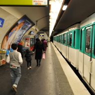 Rame du métro parisien arrivant à la station Miromesnil.