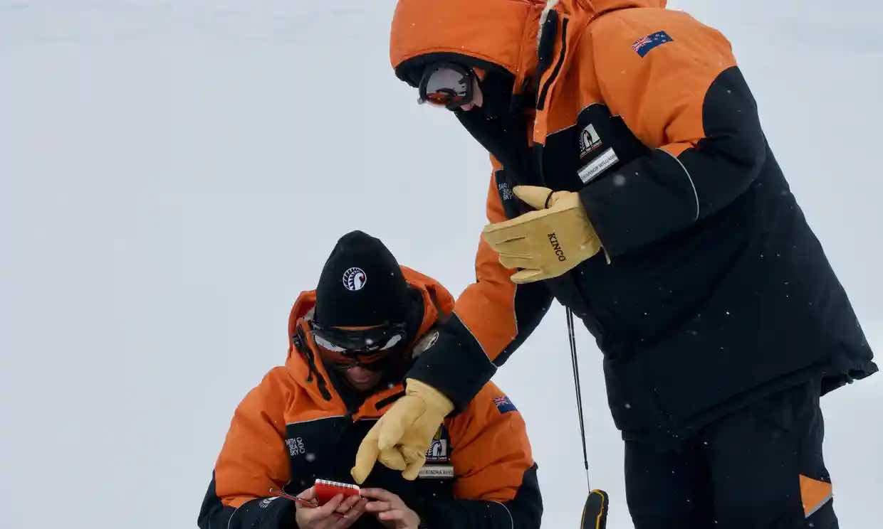 Deux chercheurs dans la neige.