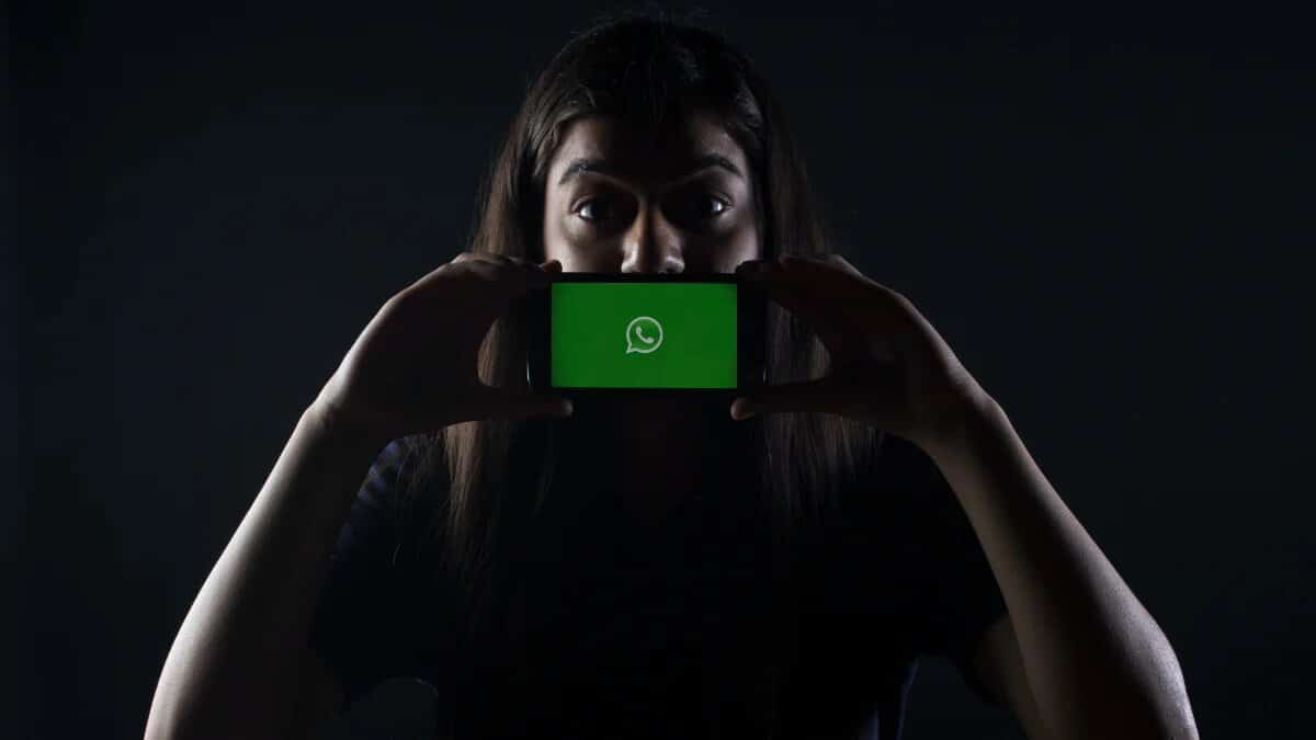 Téléphone avec logo WhatsApp.