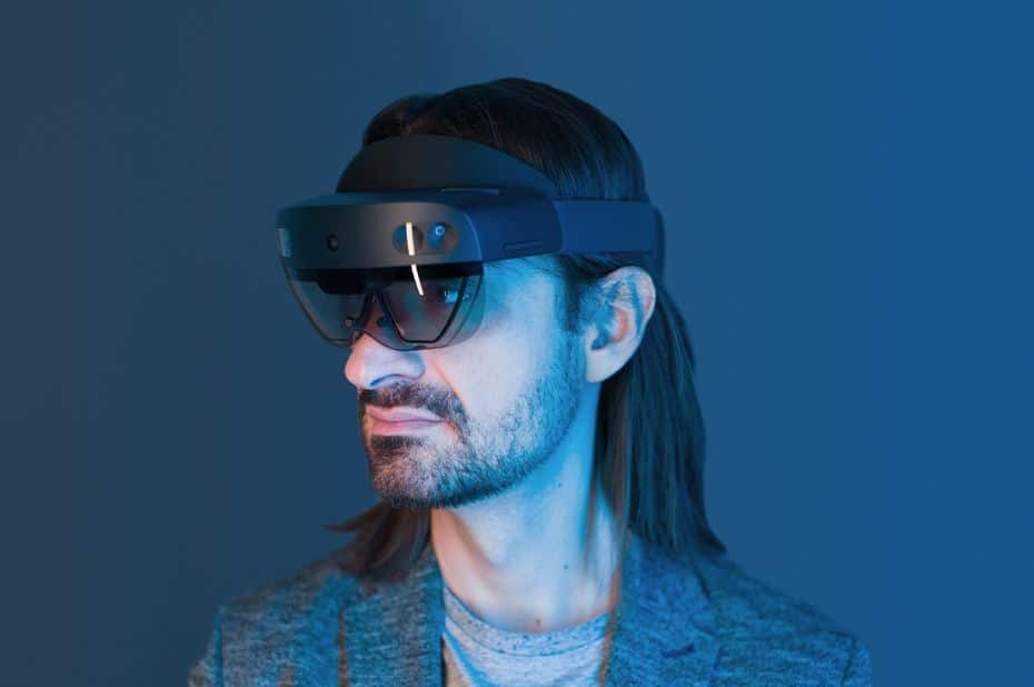 alex kipman portant un casque HoloLens