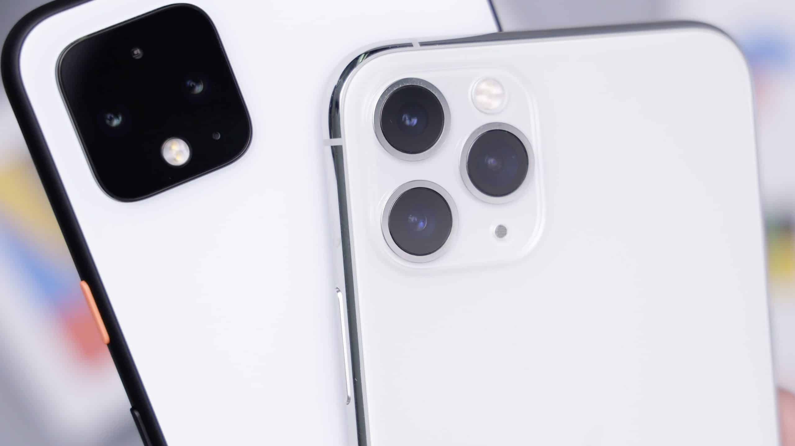 Un Google Pixel et un iPhone.
