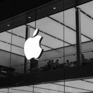 Le logo d'Apple sur la devanture d'un magasin.