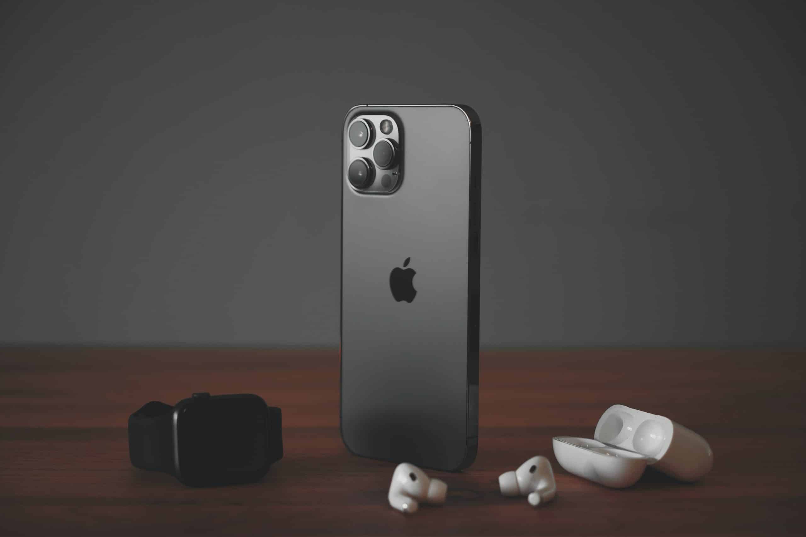 Un iPhone, une Apple Watch et des AirPods.