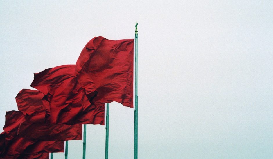 Des drapeaux chinois flottent à la place Tian'anmen.