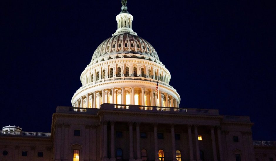 Le Capitole des États-Unis illuminé durant la nuit.