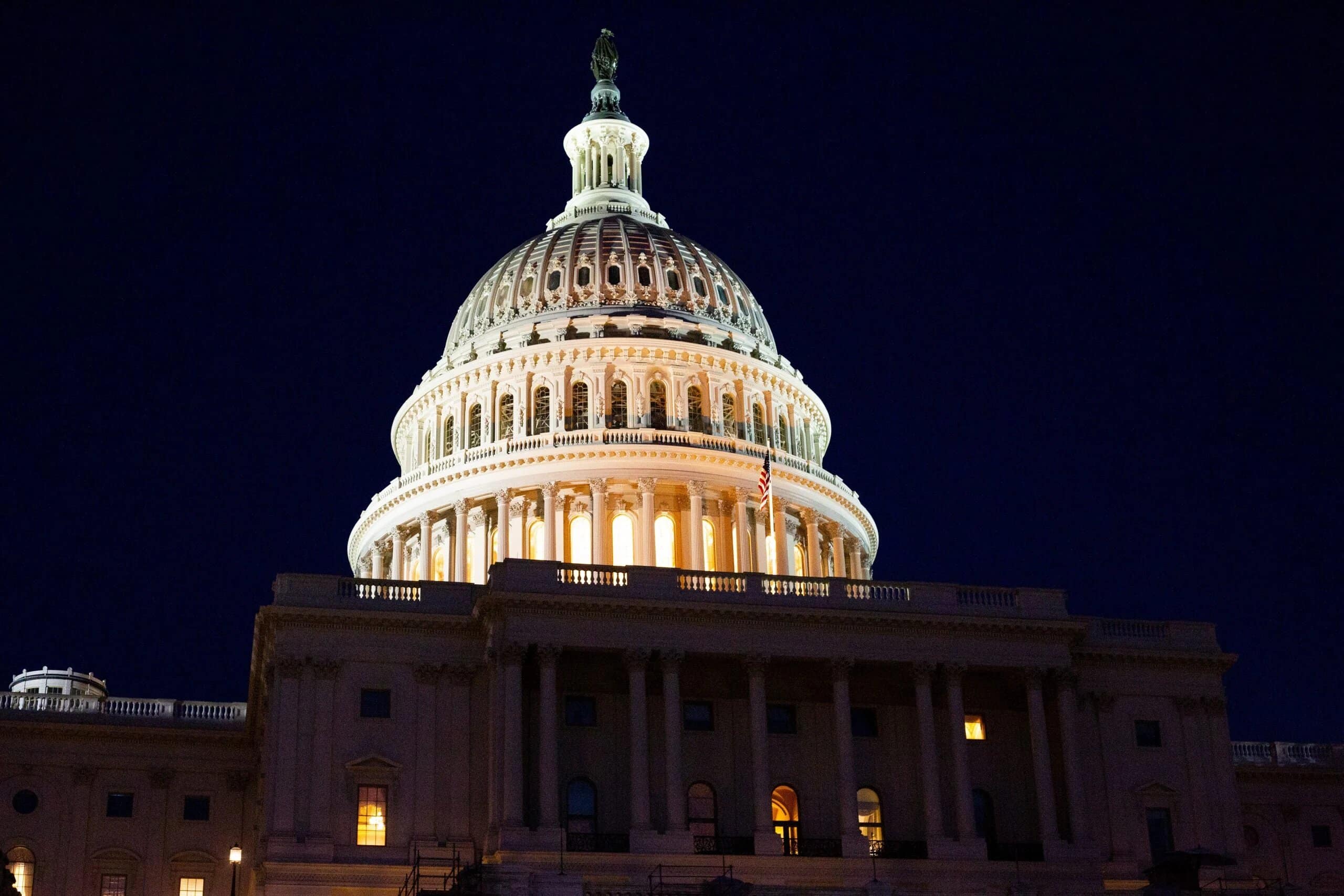 Le Capitole des États-Unis illuminé durant la nuit.