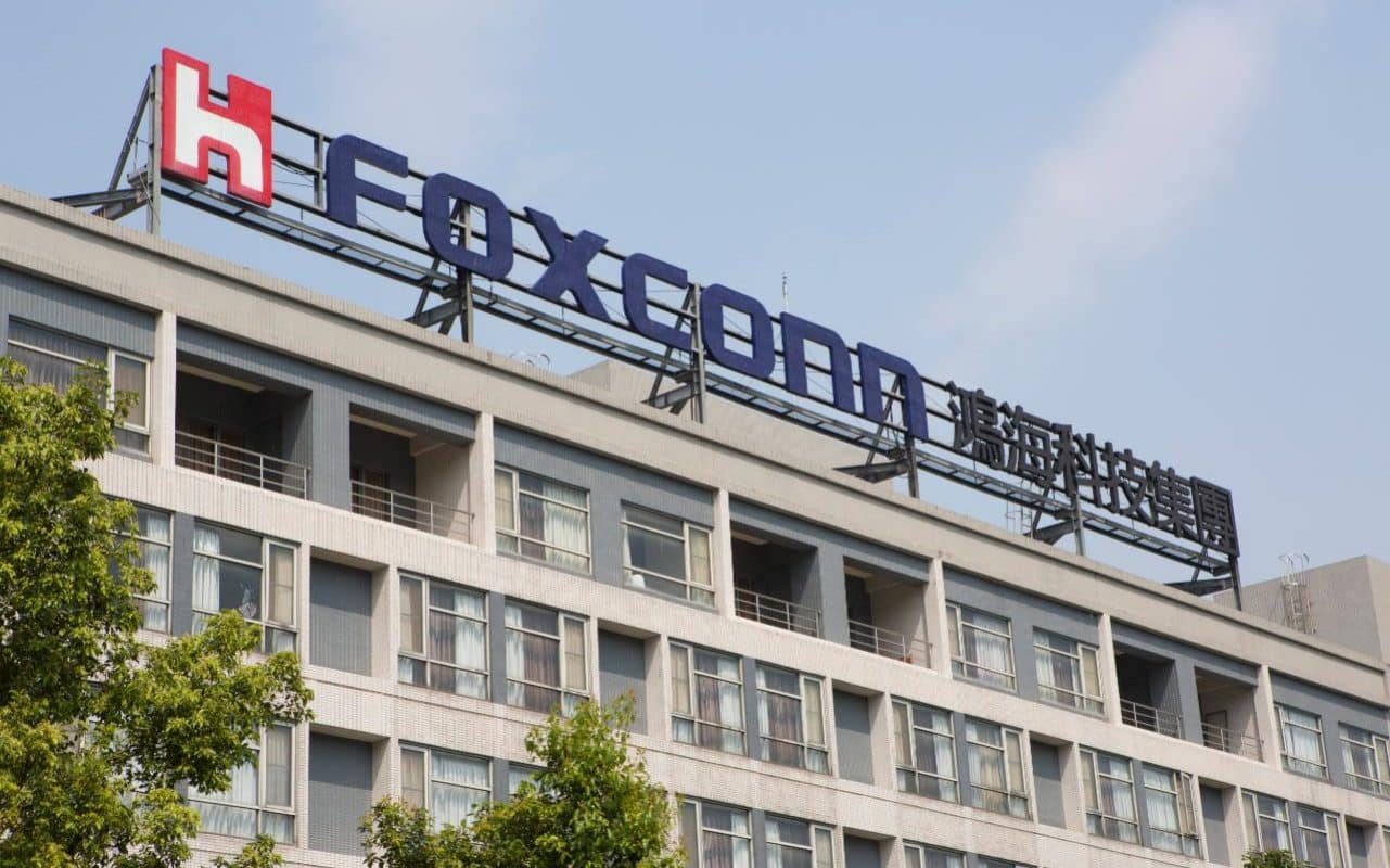 Le logo de Foxconn sur la devanture d'un immeuble/