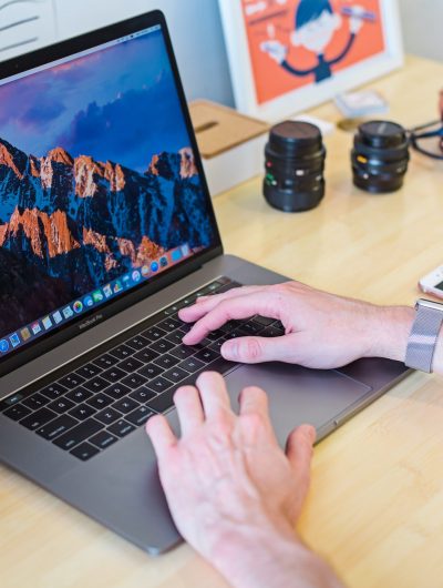 les mains d'une personne sur un clavier d'un macbook