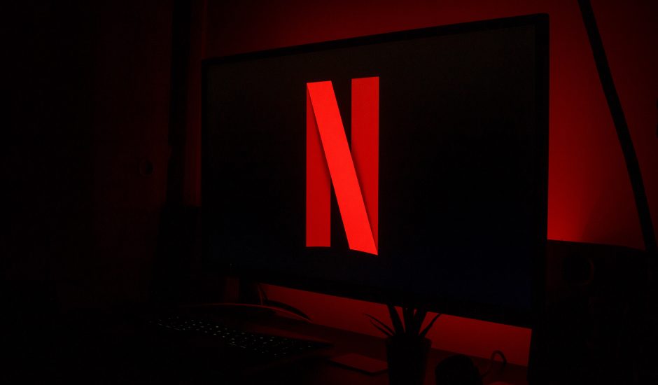 Le logo de Netflix sur une table.