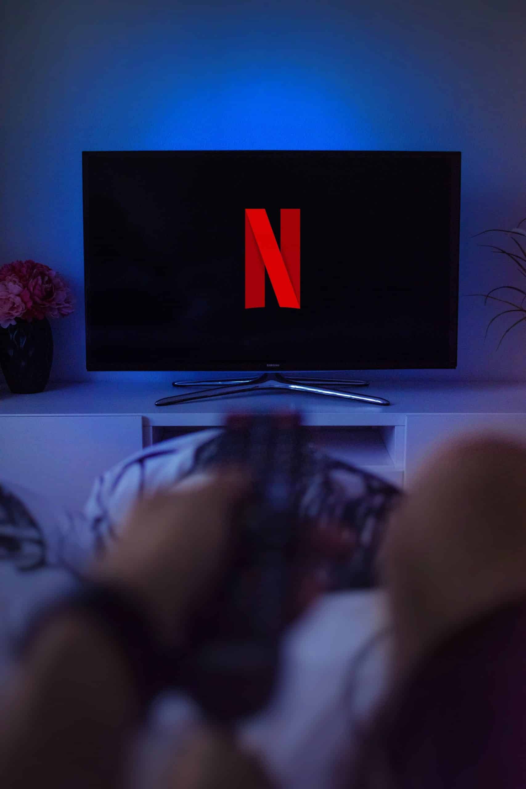 Un homme allume sa télé sur Netflix.