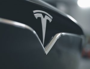 Le logo de Tesla.