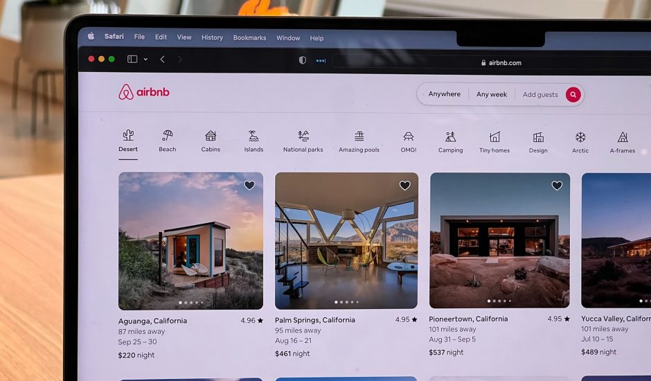 Page d'accueil du site Airbnb affichée sur un MacBook Pro.