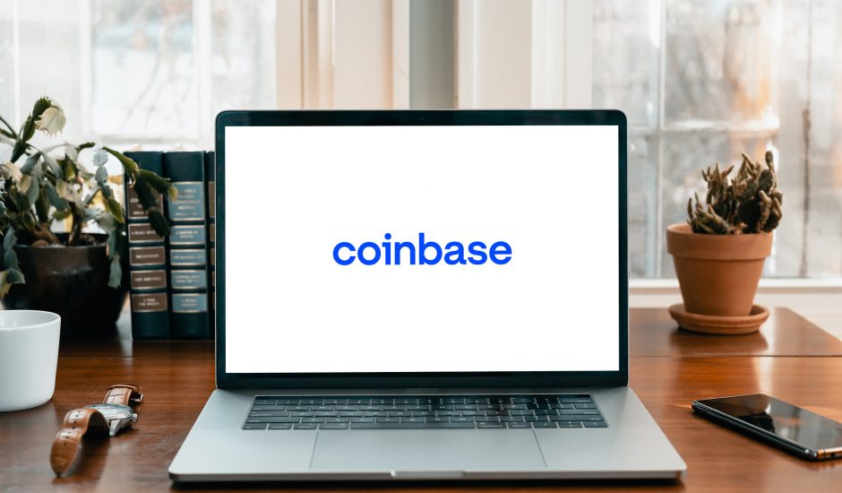 Ordinateur présentant le logo Coinbase