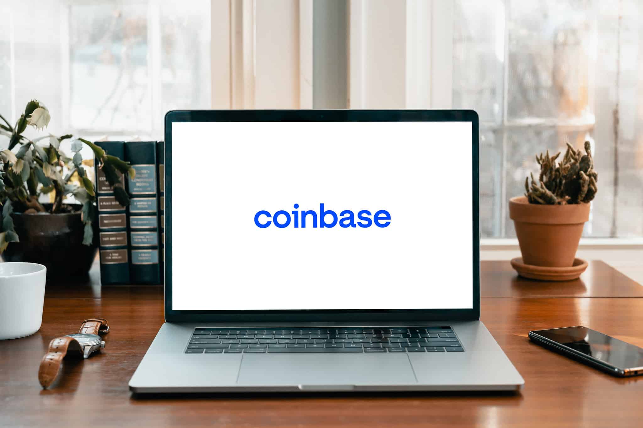 Ordinateur présentant le logo Coinbase
