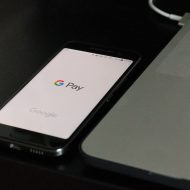 Smartphone avec Google Pay fonctionnel.