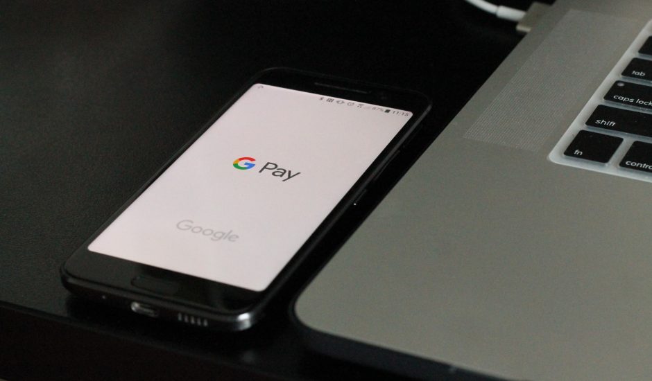 Smartphone avec Google Pay fonctionnel.