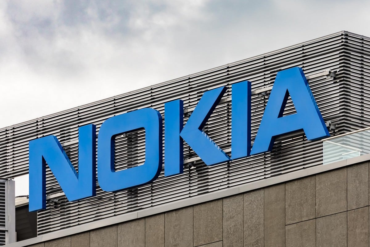 Une enseigne du logo Nokia sur un bâtiment.