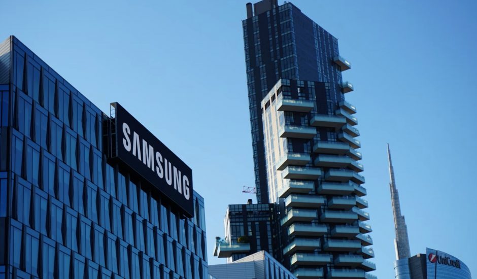 Façade d’un bâtiment à Milan avec le logo de Samsung.