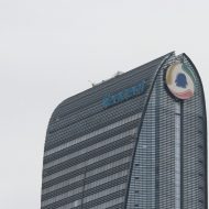 Un immeuble de bureau avec l'enseigne de Tencent