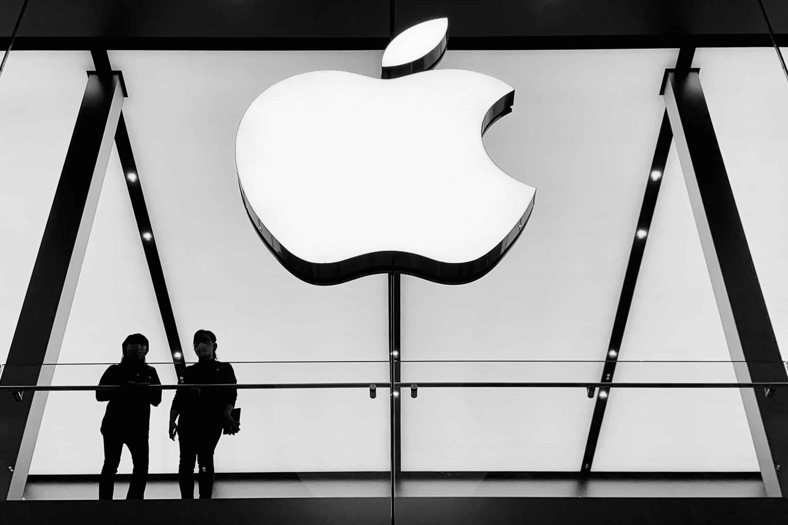 Logo Apple sur un bâtiment.