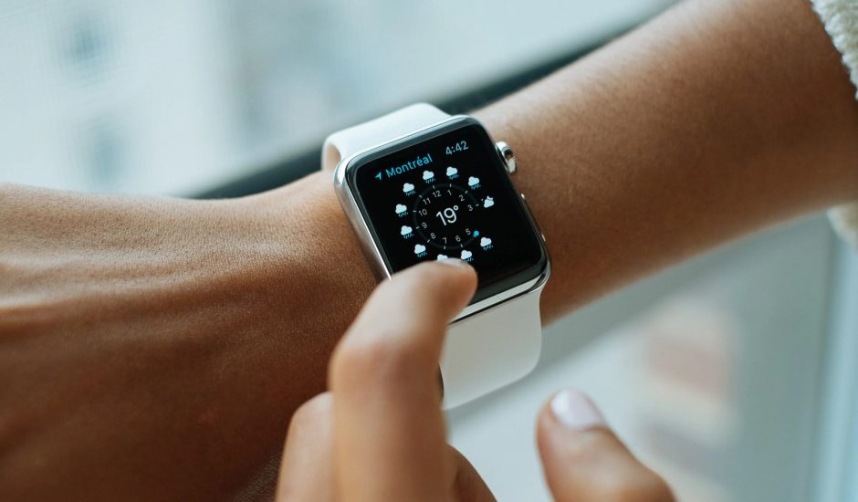 Une Apple Watch au poignet d'une personne.
