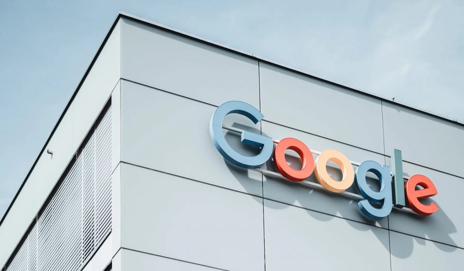 Logo Google sur un bâtiment.