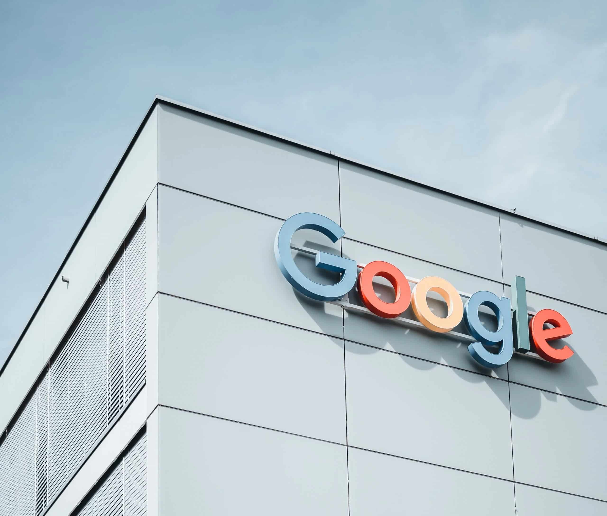 Logo Google sur un bâtiment.