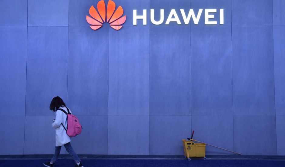 Le logo de Huawei sur un mur.