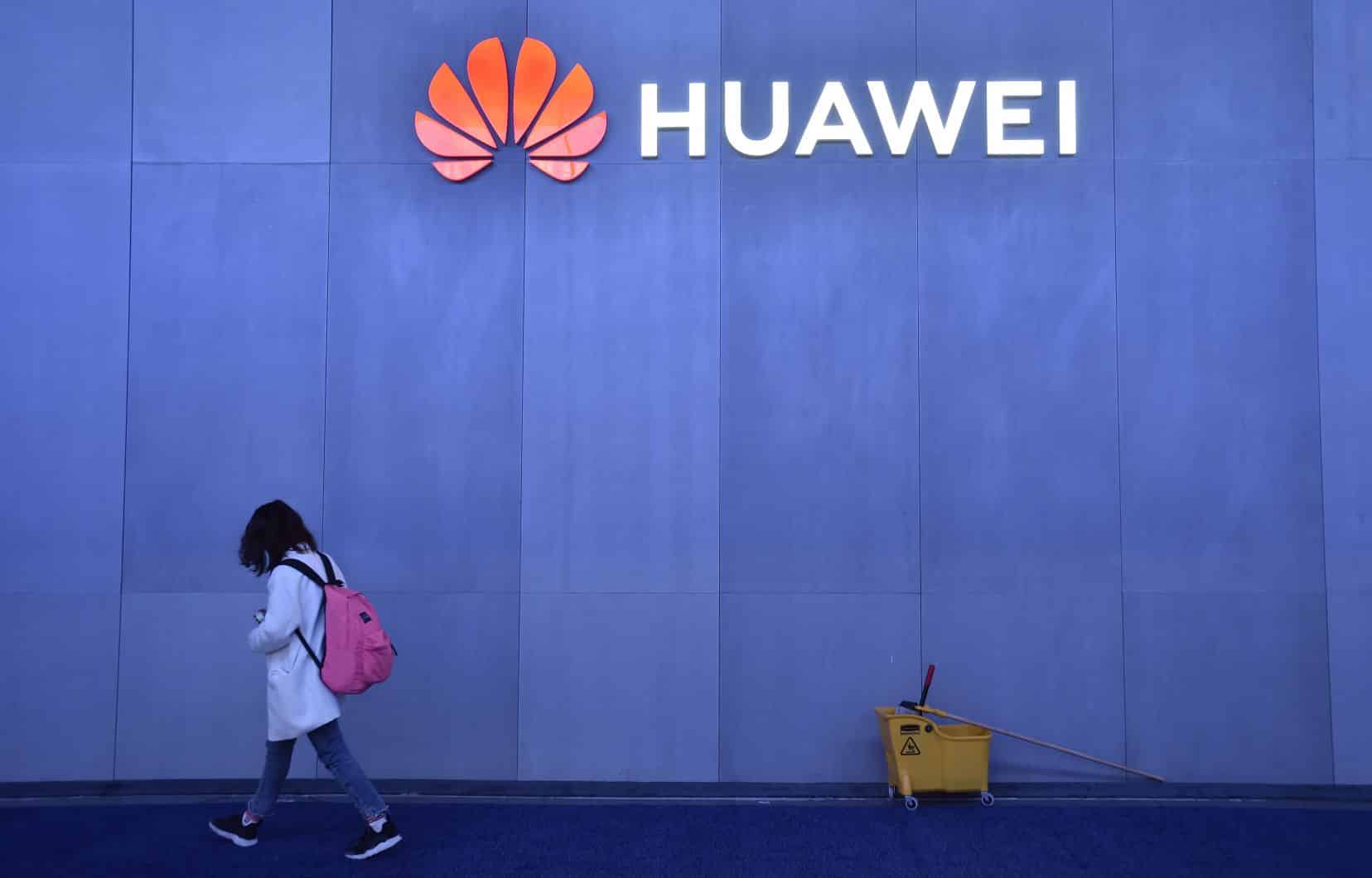 Le logo de Huawei sur un mur.