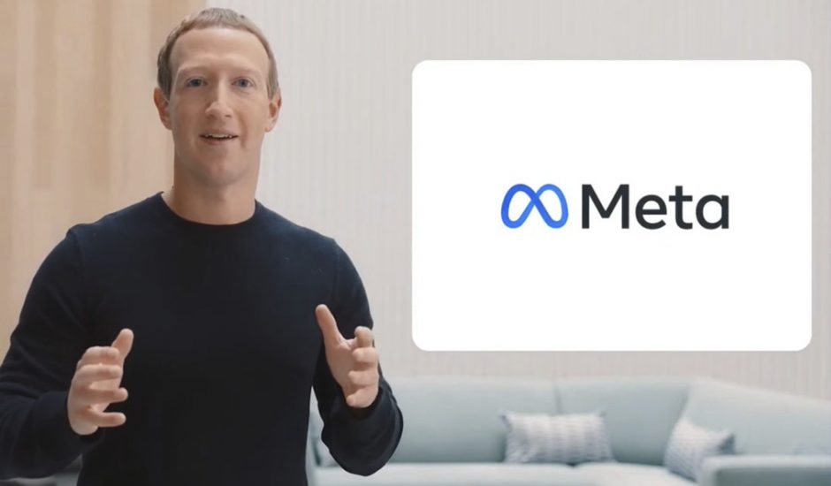 Mark Zuckerberg devant le logo de Meta.