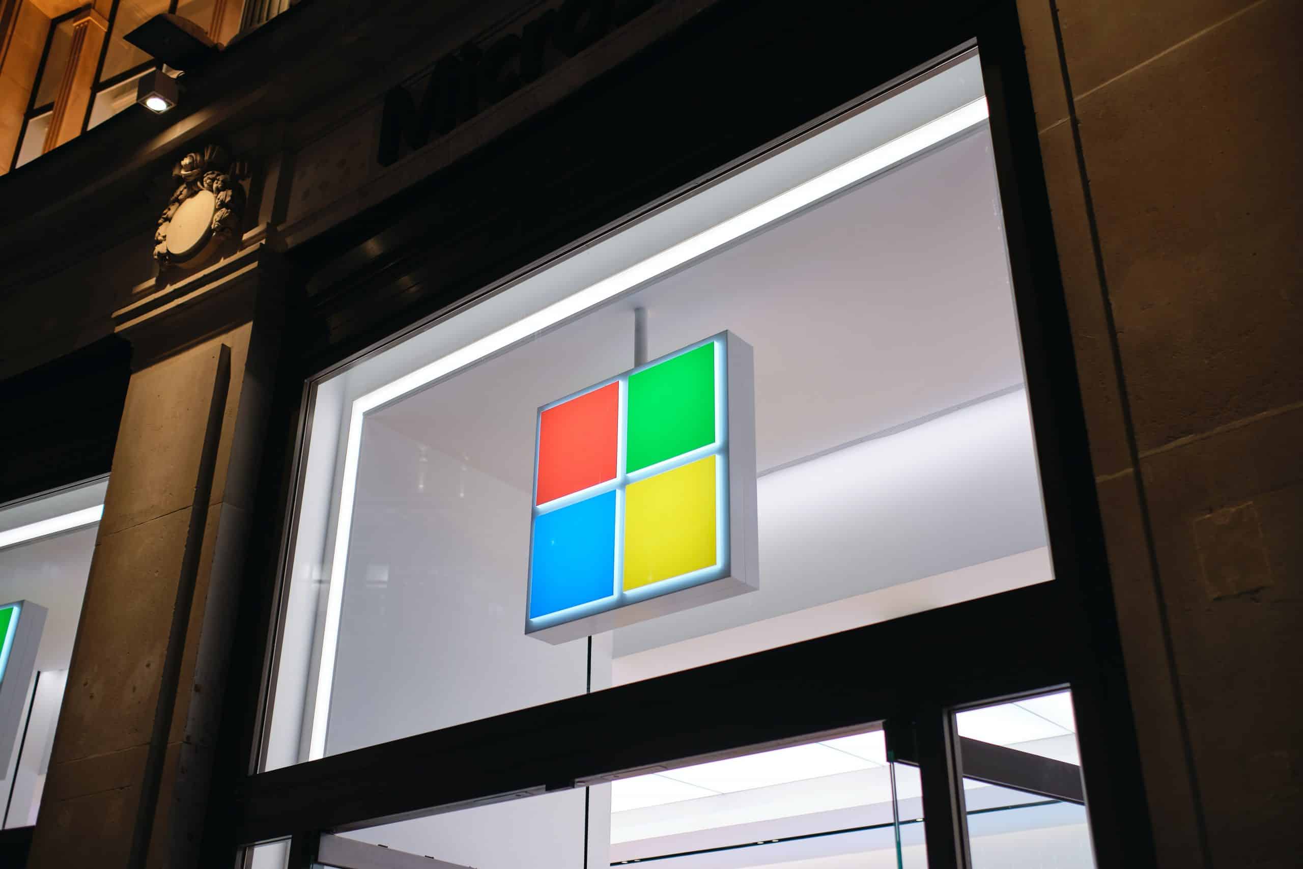 Le logo de Microsoft sur la devanture d'un magasin.