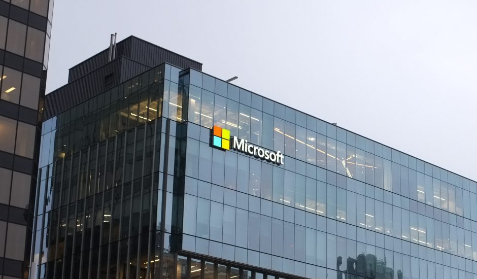 Bâtiment avec le logo de Microsoft.