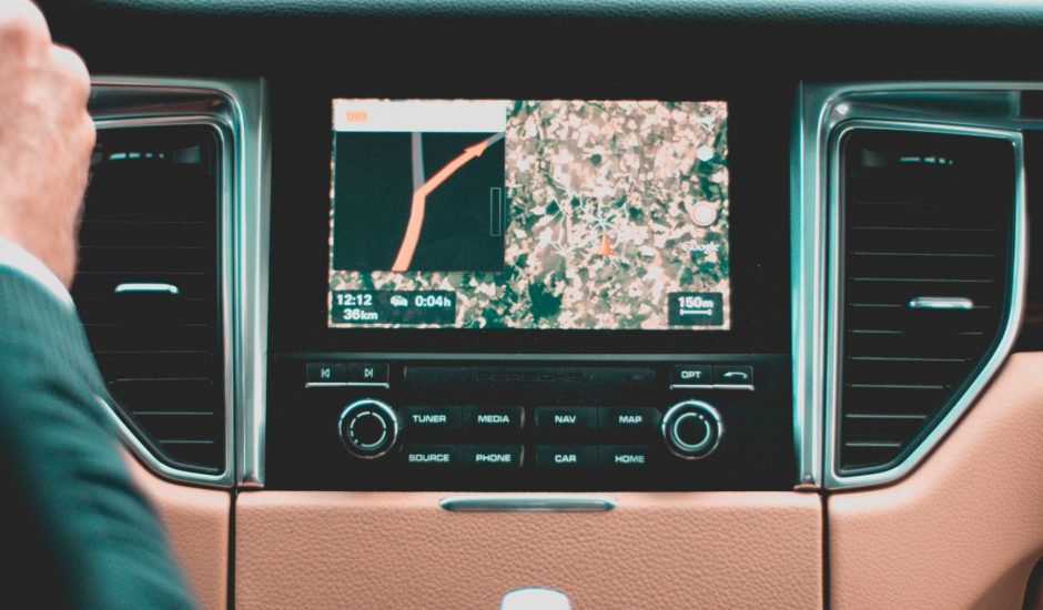 Un GPS dans une voiture.