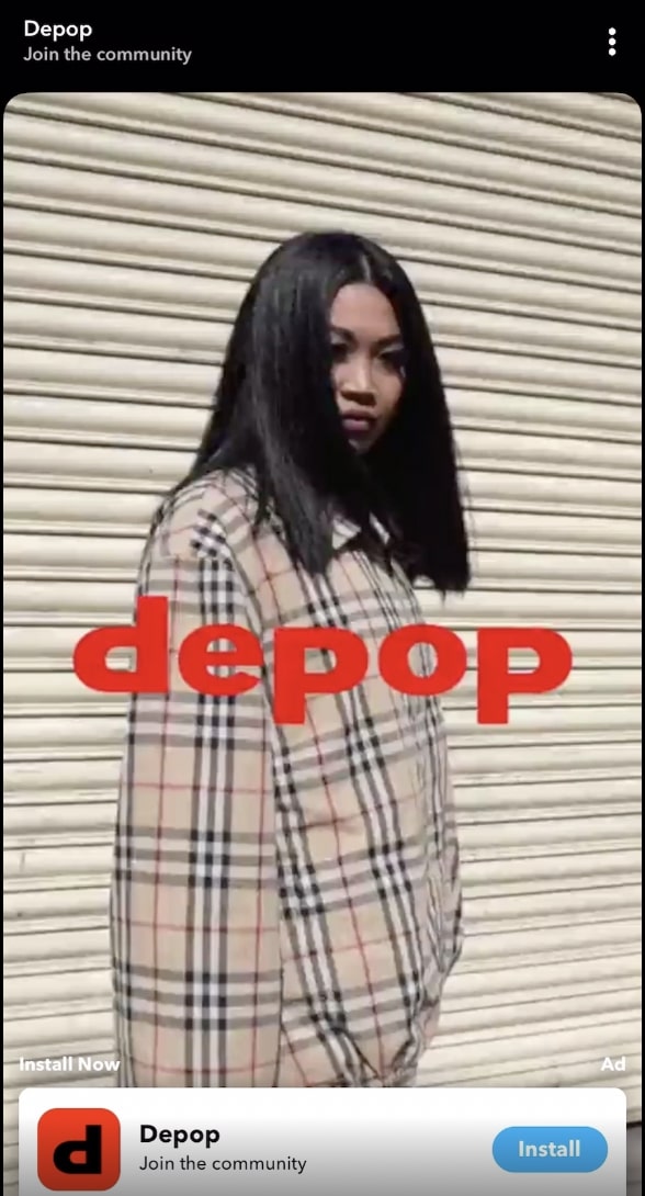 une fille avec le texte "depop" au premier plan, pop up en bas