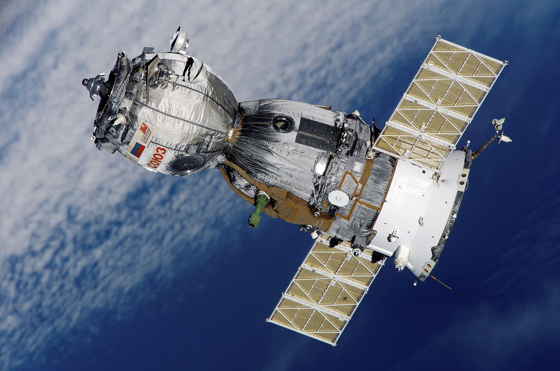 Photographie du Soyouz qui approche de la Station Spatiale internationale.