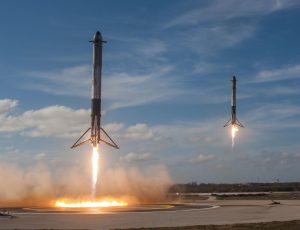Deux fusées SpaceX.