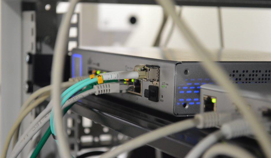 Box internet reliée à plusieurs câbles Ethernet.