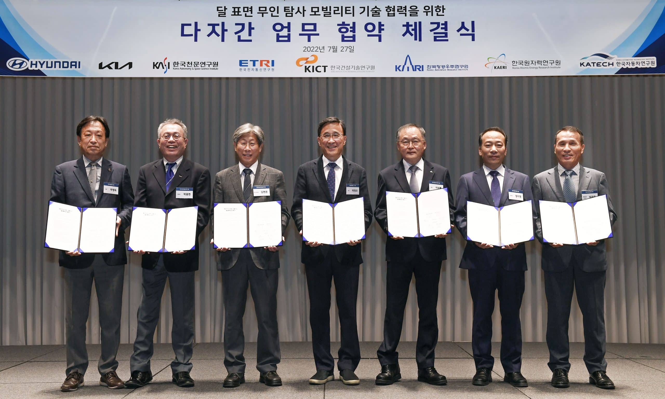 Managers and directors of each institution and company involved in the project show their signed agreement. 
