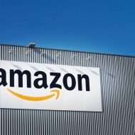 Logo Amazon sur un entrepôt.