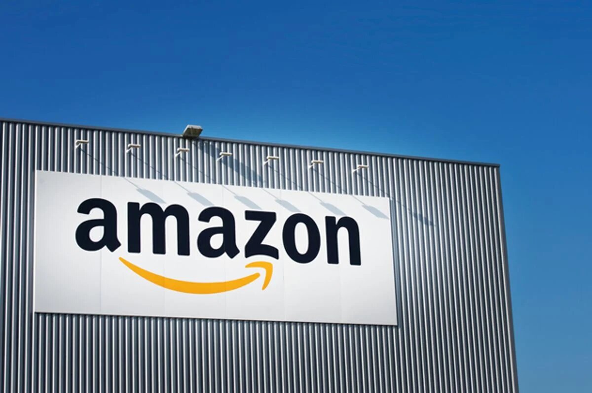 Logo Amazon sur un entrepôt.