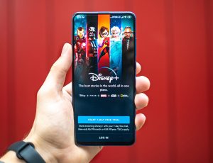 Application Disney+ sur un smartphone.
